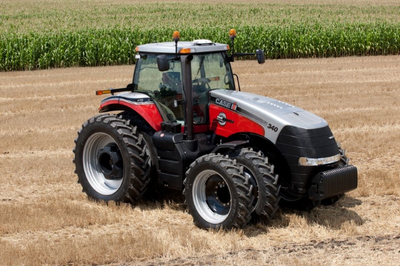 Трактор CASE IH Magnum 340 – это надежная и универсальная сельскохозяйственная машина, которая предназначена для работы с широкозахватными агрегатами по классической, минимальной и нулевой технологиям. Модель Магнум-340 спроектирована с целью удовлетворения потребностей самых взыскательных пользователей работающих в полях. Большинство экспертов, фермеров и сельхозпроизводителей называют трактора серии Magnum, торговой компании Case IH, лучшими в своём классе. Серия Magnum представлена тракторами от 225 до 335 л.с. Обзор трактора CASE IH Magnum 340 Новый, ещё более мощный двигатель трактора Кейс 340 в сочетании с надёжной трансмиссией Full PowerShift TM позволяют этому монстру с лёгкостью справляться со всевозможными полевыми и транспортными работами. Просторная и комфортная кабина трактора с отличным круговым обзором и эргономичным исполнением органов контроля и управления предлагает оператору наивысший уровень удобства и безопасности. Трактор Magnum-340 может комплектоваться системой управления, контроля и учёта с установкой цветного сенсорного дисплея AFS Pro 700, которая переводит работу с трактором на качественно новый уровень. Дистанционная гидравлическая система данной модели трактора Кейс в сочетании с навесным устройством и двухскоростным валом отбора мощности на 540 и 1000 об/мин гарантирует возможность агрегатирования трактора с широким спектром сельскохозяйственных орудий. Существующая возможность установки спаренных колёс, балластных грузов и изменения ширины колеи обеспечивает выполнение работы с различным междурядьем, а также оптимально распределить нагрузку на передний и задний мост трактора. Доступ к точкам смазки и обслуживания Магнума 340 максимально упрощён, что позволяет снизить время на проведение сервисных операций до минимума. Технические характеристики CASE Magnum 340 selhoztehnik.com