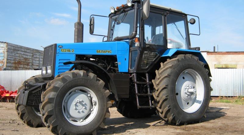 Трактор МТЗ-1221