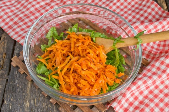 Пассеруем и добавляем в салат морковь