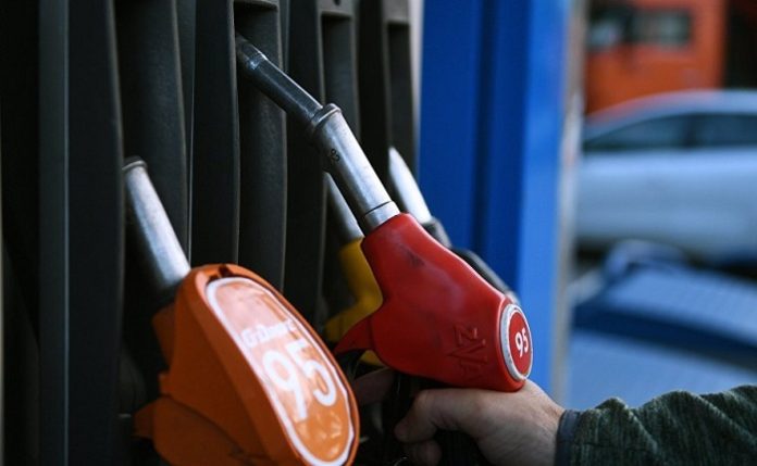 Правительство договорилось с нефтяниками о фиксации цен на бензин