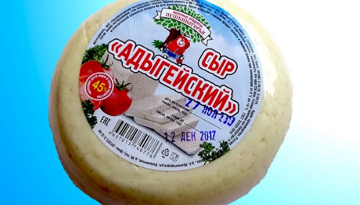 Затянувшийся конфликт между производителями адыгейского сыра сократил его продажи в России в первом полугодии более чем на треть. Объем предложения резко упал после того, как федеральные ритейлеры
