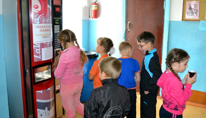 Петербургский депутат просит убрать из школ торговые автоматы с чипсами и колой