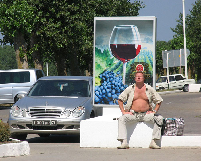 Эксперты предлагают разрешить рекламу вина на дорогах в южных регионах России