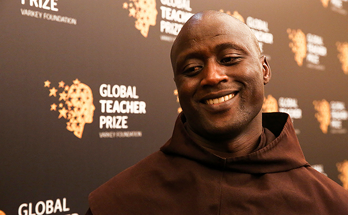 Сельский преподаватель из Кении получил $1 млн как лучший учитель мира