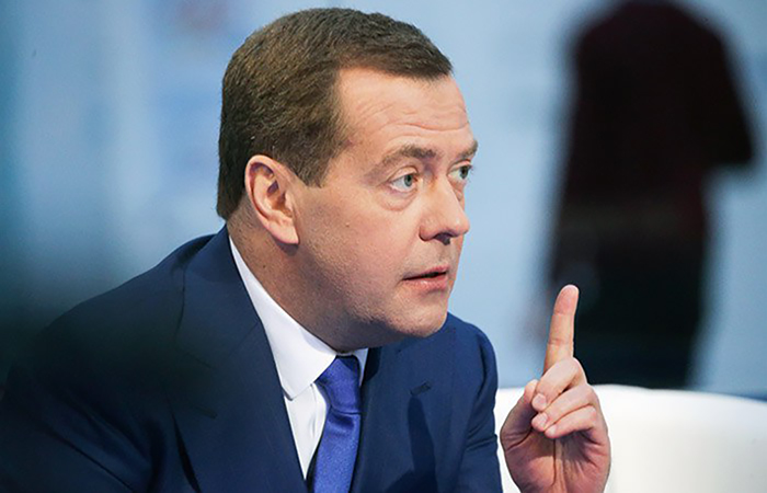 Озвученная Патрушевым цифра в 45% средств, доведенных до аграриев, показалась премьер-министру Медведеву слишком малой и он на том же селекторном совещании потребовал от губернаторов активизироваться.
