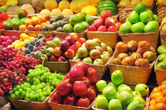 Медведев поручил подготовить предложения о снижении НДС на фрукты и ягоды