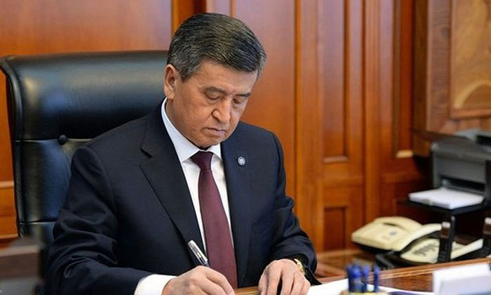 Сооронбай Жээнбеков уволил министров экономики и сельского хозяйства