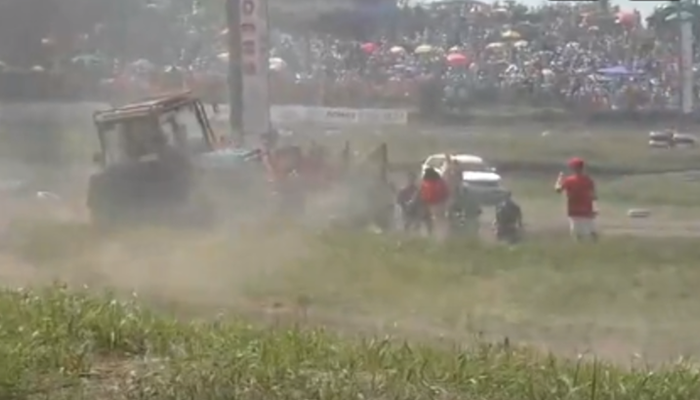 Трактор въехал в толпу журналистов во время гонок в Ростовской области