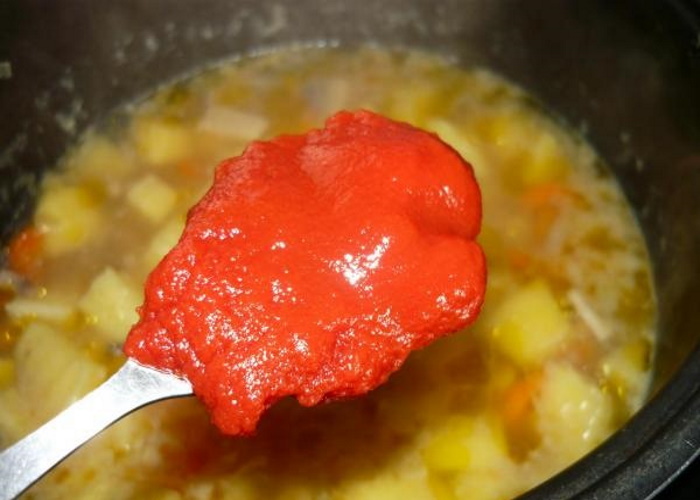 Добавить томатную пасту