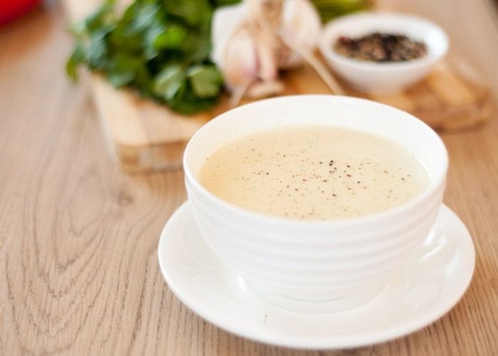 Молочный суп с гренками сметаной и яйцами