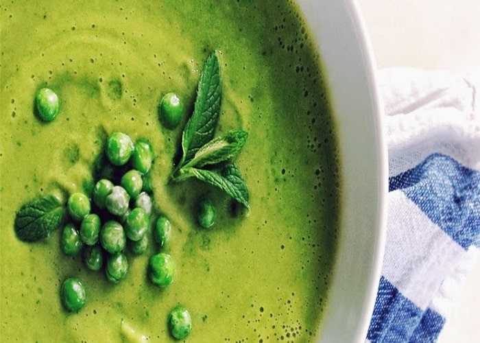 Суп из зеленого гороха. Крем суп из зеленого горошка с мятой. Суп из зеленого горошка с мятой. Суп из шпината и зеленого горошка. Суп с замороженным горошком.