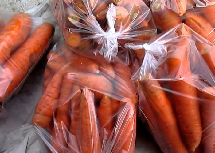 Морковь лежит в пакете