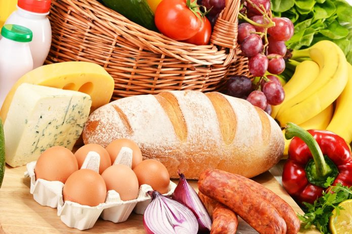 ​Более 60% всех трат на еду у россиян приходится на хлеб и мясомолочную продукцию