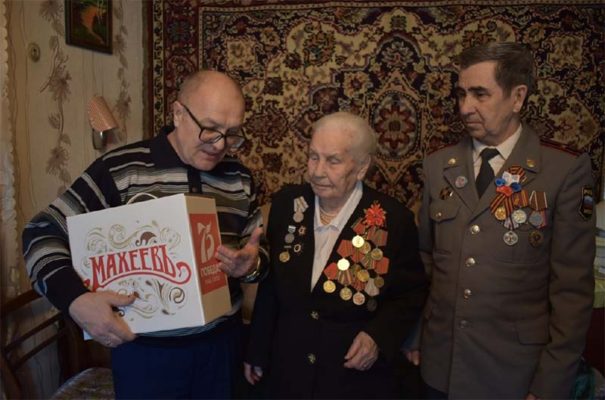 АО «Эссен Продакшн» и благотворительный фонд «Махеев» поздравили ветеранов Великой отечественной войны с Днем Защитников Отечества