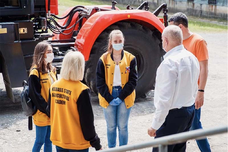 Кузбасские девушки будут работать на современных тракторах