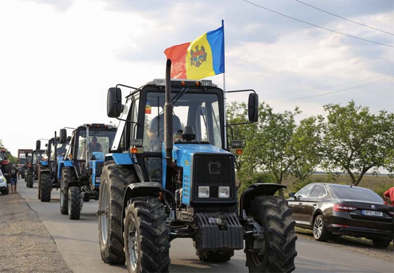 Молдавские аграрии на тракторах отправились на «штурм» Кишинева