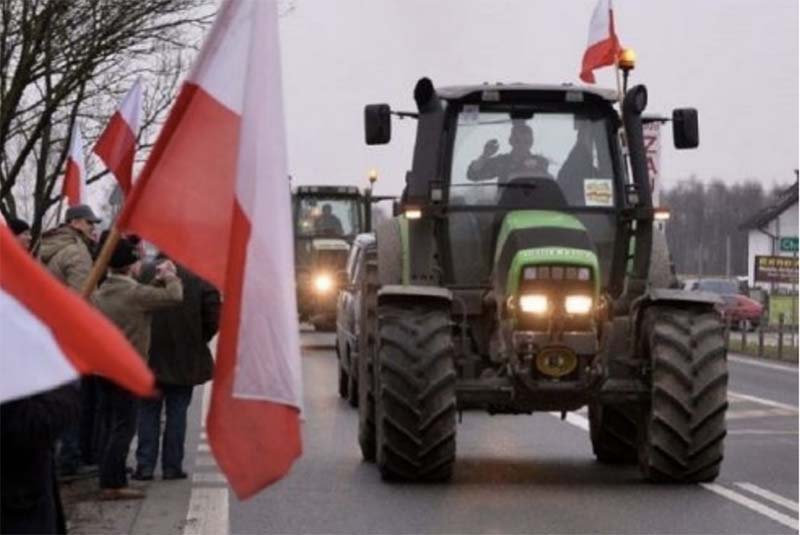 Протестующие польские фермеры въехали в Варшаву на тракторах