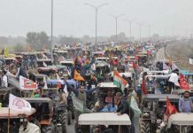 Индийские фермеры устроили тракторный марш