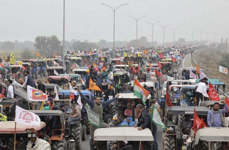 Индийские фермеры устроили тракторный марш