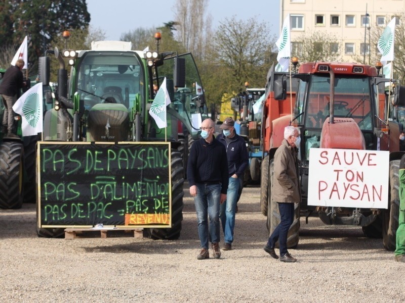 Французские фермеры вышли на тракторный марш протеста