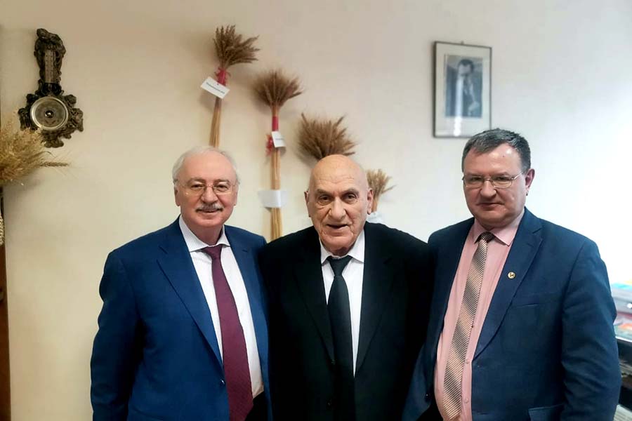 На снимке слева направо- С. Каракотов, Б. Сандухадзе и А. Прянишников