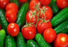 Названы причины роста оптовых цен на огурцы и помидоры в России