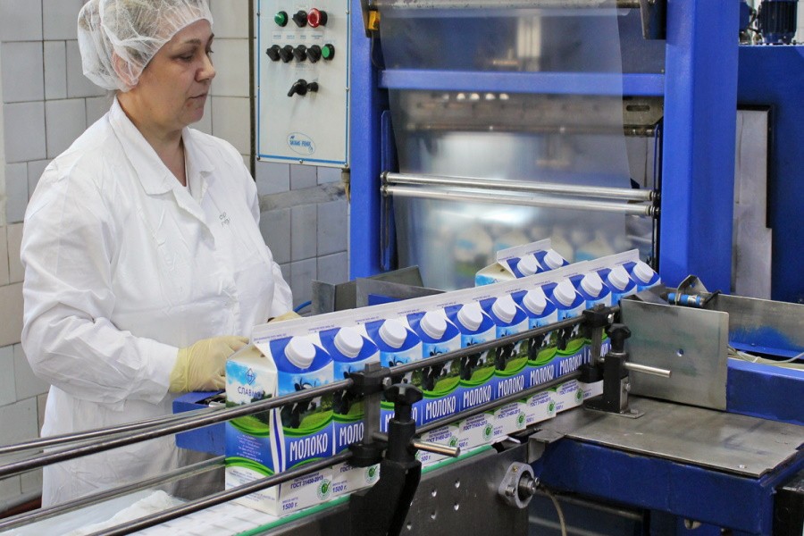 За шаг до кризиса: власти Карелии попытались продать 500 тонн молока с белорусской биржи