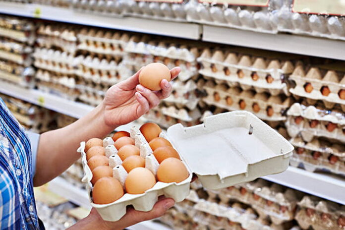 Птицефабрики планируют повысить отпускные цены на куриные яйца для розничных сетей