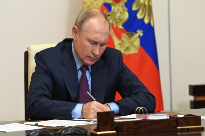 Владимир Путин подписал указ об ограничении импорта и экспорта продовольствия и сырья