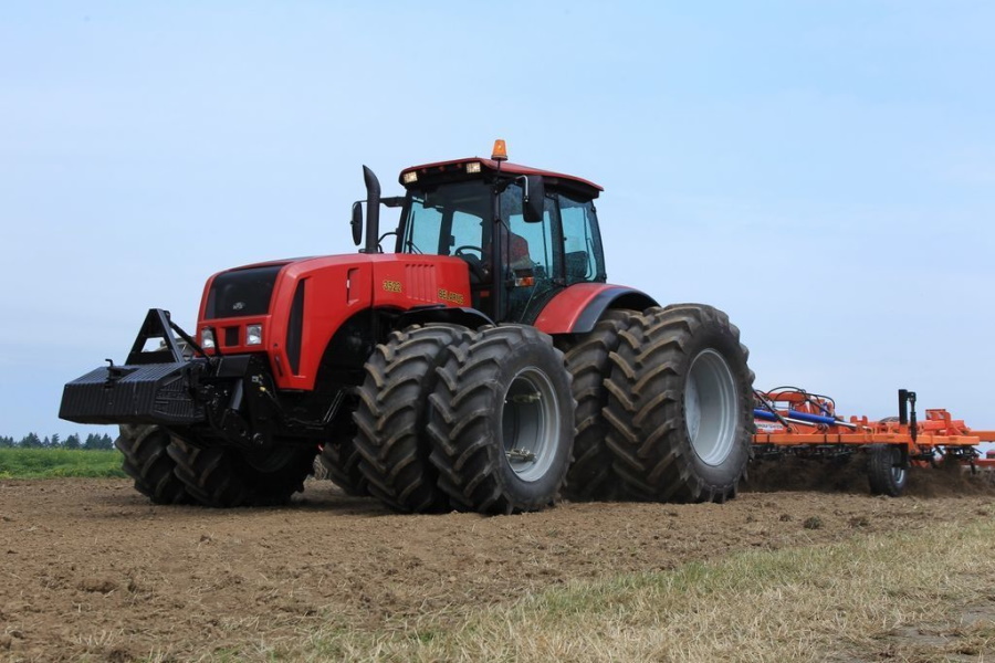 Минский тракторный завод намерен увеличить поставки тракторов в РФ на 25%