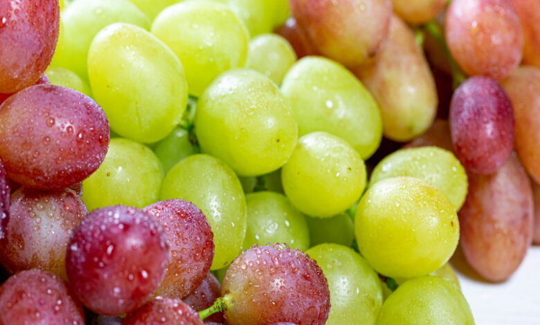 Когда ягоды винограда начинают созревать, их нужно обработать содой