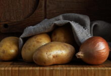 Почему никогда нельзя хранить вместе лук и картофель