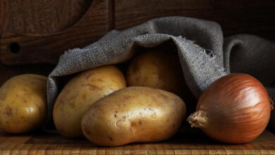 Почему никогда нельзя хранить вместе лук и картофель